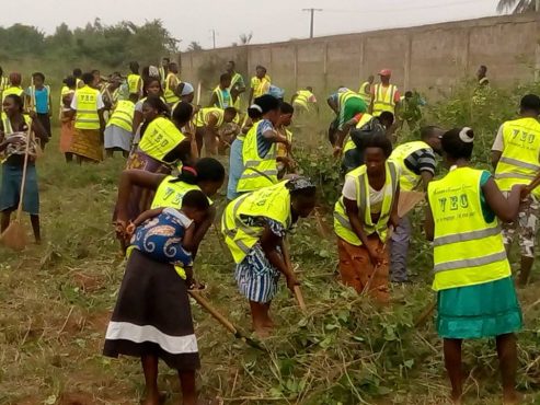 VEC en activit&eacute; au stade de Vogan 493x370 - Pour encourager les VEC  de Vogan : les cadres de Vo font un don de vivres