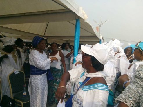 Pour la paix et la cohésion sociale : des milliers de Togolais ont imploré Dieu Prière oecuminique 1 493x370 - Pour la paix et la cohésion sociale : des milliers de Togolais ont imploré Dieu