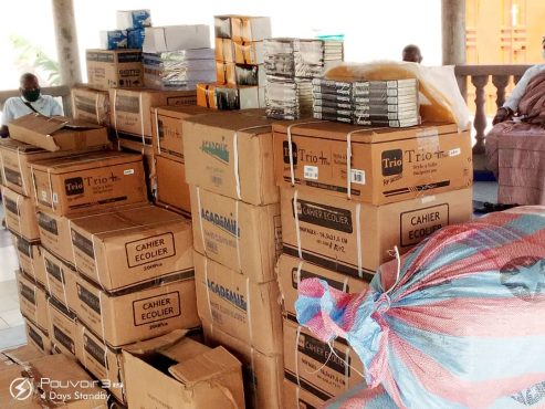 Rentrée scolaire : le coup de pouce salutaire de Victoire Tomégah -Dogbé aux élèves de Vo kis scolaires et masques 493x370 - Rentrée scolaire : le coup de pouce salutaire de Victoire Tomégah -Dogbé aux élèves de Vo