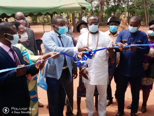 inauguration batiment Adedicope 493x370 - Togo/ Vo&nbsp;: ce b&acirc;timent scolaire (photo) apporte le sourire &agrave; Ad&eacute;dicop&eacute; &nbsp;