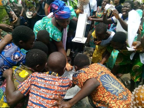 « 1-2-3 Action » dans le Haho : N’Nakpékou libéré des affres de la soif ! Inauguration forage NNakpékou une 493x370 - « 1-2-3 Action » dans le Haho : N’Nakpékou libéré des affres de la soif !